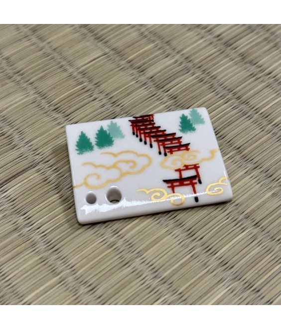 porte encens japonais en porcelaine aux motifs de portes torii sanctuaire fushimi inari kyoto