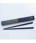 Baguettes japonaises Nami pour bento en bois naturel 20,5 cm avec étui coulissant décoré de vagues dorées, fabriquées au Japon