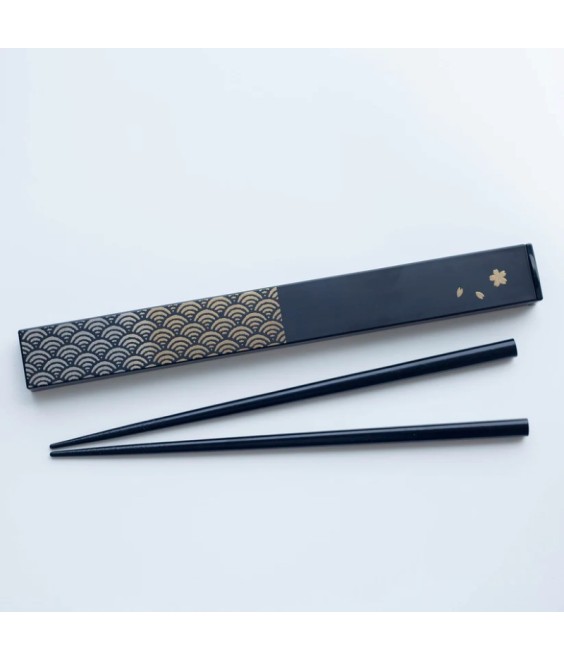 Baguettes japonaises Nami pour bento en bois naturel 20,5 cm avec étui coulissant décoré de vagues dorées, fabriquées au Japon