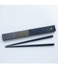 Baguettes japonaises Nami pour bento en bois naturel 20,5 cm avec étui coulissant décoré de vagues dorées, fabriquées au Japon