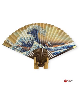 Éventail japonais La Grande Vague de Kanagawa ouvert sur un présentoir en bambou