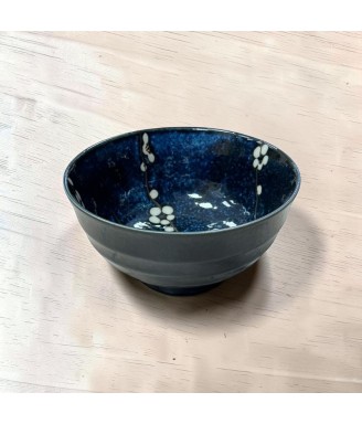 Vue trois-quarts du bol japonais Hana bleu en porcelaine