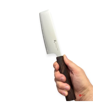 Couteau japonais Nakiri Yaxell Hana présenté en main