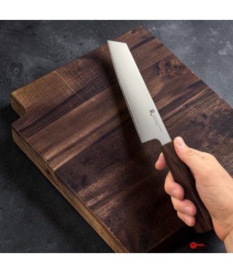 Couteau Kiritsuke Yaxell Hana 200 mm en situation sur planche à découper