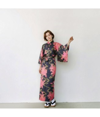 yukata japonais femme en coton motif pivoines porté par mannequin
