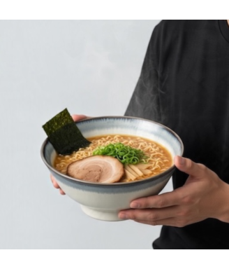 Bol japonais Aurora garni de ramen, chashu, algue nori et ciboule