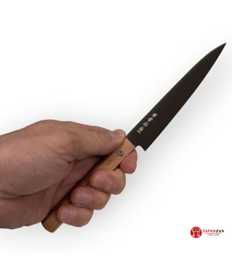 Couteau japonais Petty Kanetsune KC-345 de 120 mm tenu en main, montrant sa taille compacte et son manche en bois.