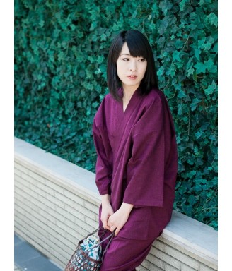 Femme portant un samue japonais Prune profond dans une rue traditionnelle