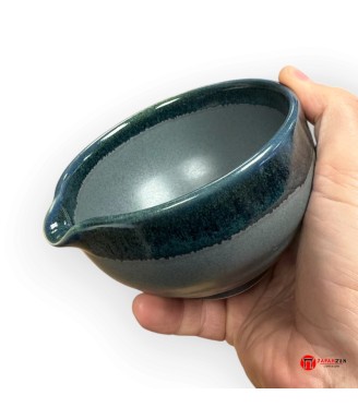 Bol à matcha Katakuchi tenu en main pour montrer sa taille